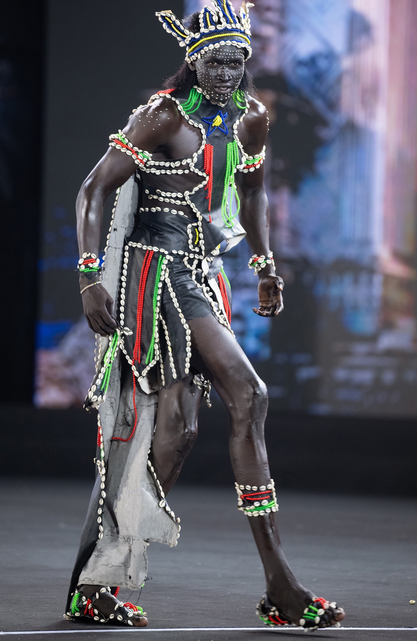 Thí sinh các quốc gia khu vực châu Phi đầu tư mạnh về trang phục. Đại diện Nam Sudan diện đồ chế tác bằng vỏ sò, hạt cườm với màu quốc kỳ Nam Sudan gồm đỏ, xanh lá cây, xanh dương và đen, đại diện cho sự kiên cường và niềm tự hào dân tộc. National Costume của đại diện Nam Phi làm từ da động vật, biểu tượng của văn hóa truyền thống.