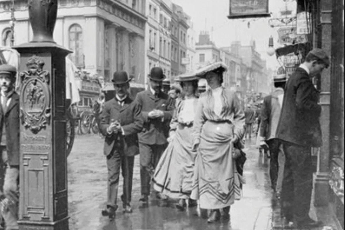 Phụ nữ dưới thời Victoria được tôn trọng tuyệt đối.