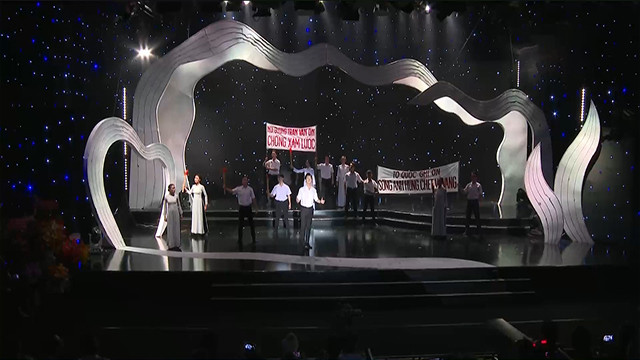 Sân khấu chương trình "Đêm nhạc Tôn Thất Lập - Hát cho dân tôi nghe" năm 2022. Sân khấu chương trình "Đêm nhạc Tôn Thất Lập - Hát cho dân tôi nghe" năm 2022.