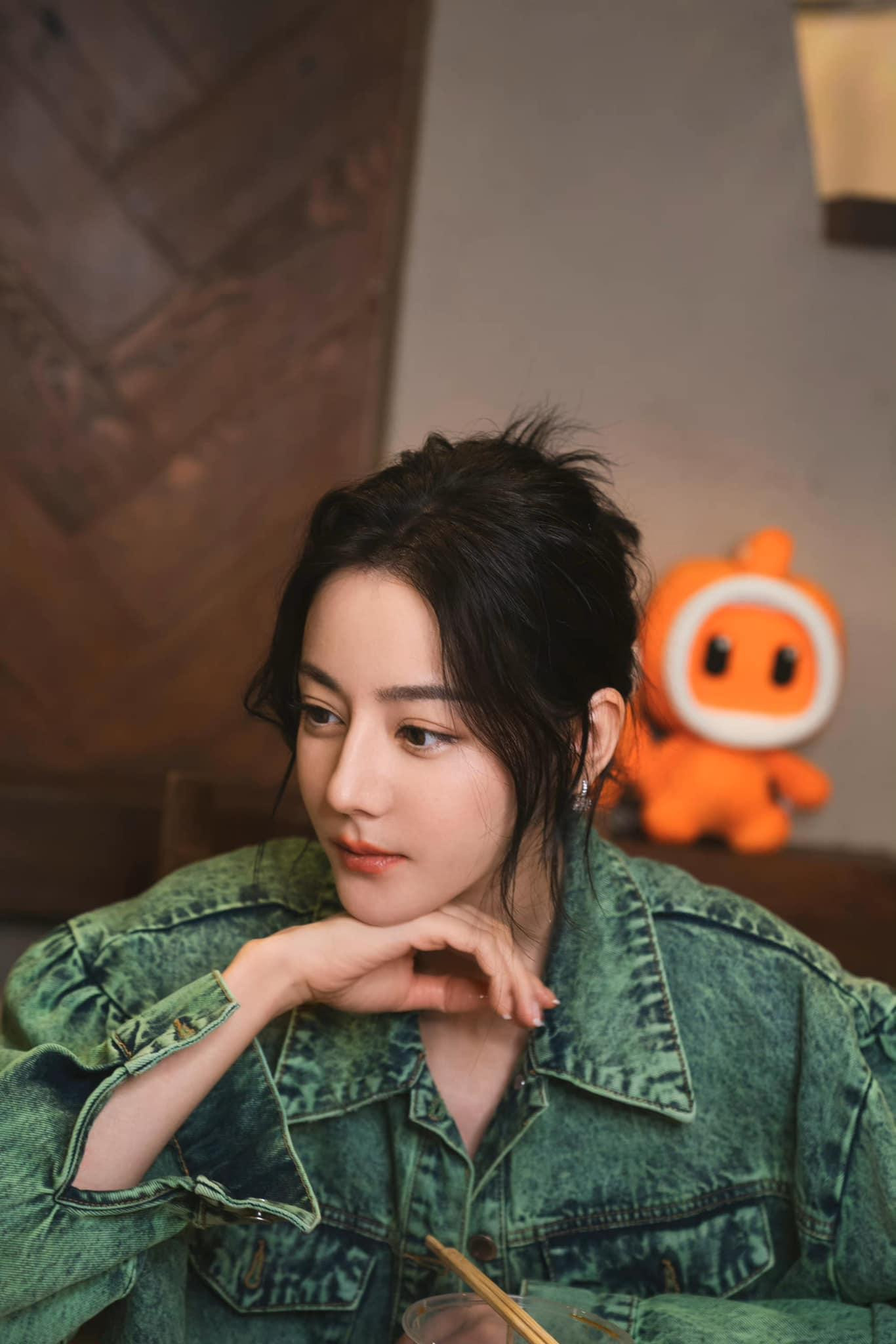 Hình ảnh Nhiệt Ba trong buổi phát sóng trực tiếp. Ảnh: HK01.