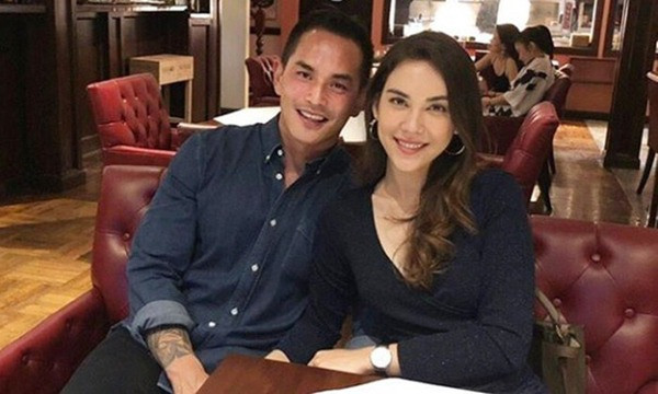 Chồng của Aff Taksaorn phản bội vợ để theo đuổi "mợ chảnh" Matt Peeranee. Chồng của Aff Taksaorn phản bội vợ để theo đuổi "mợ chảnh" Matt Peeranee.