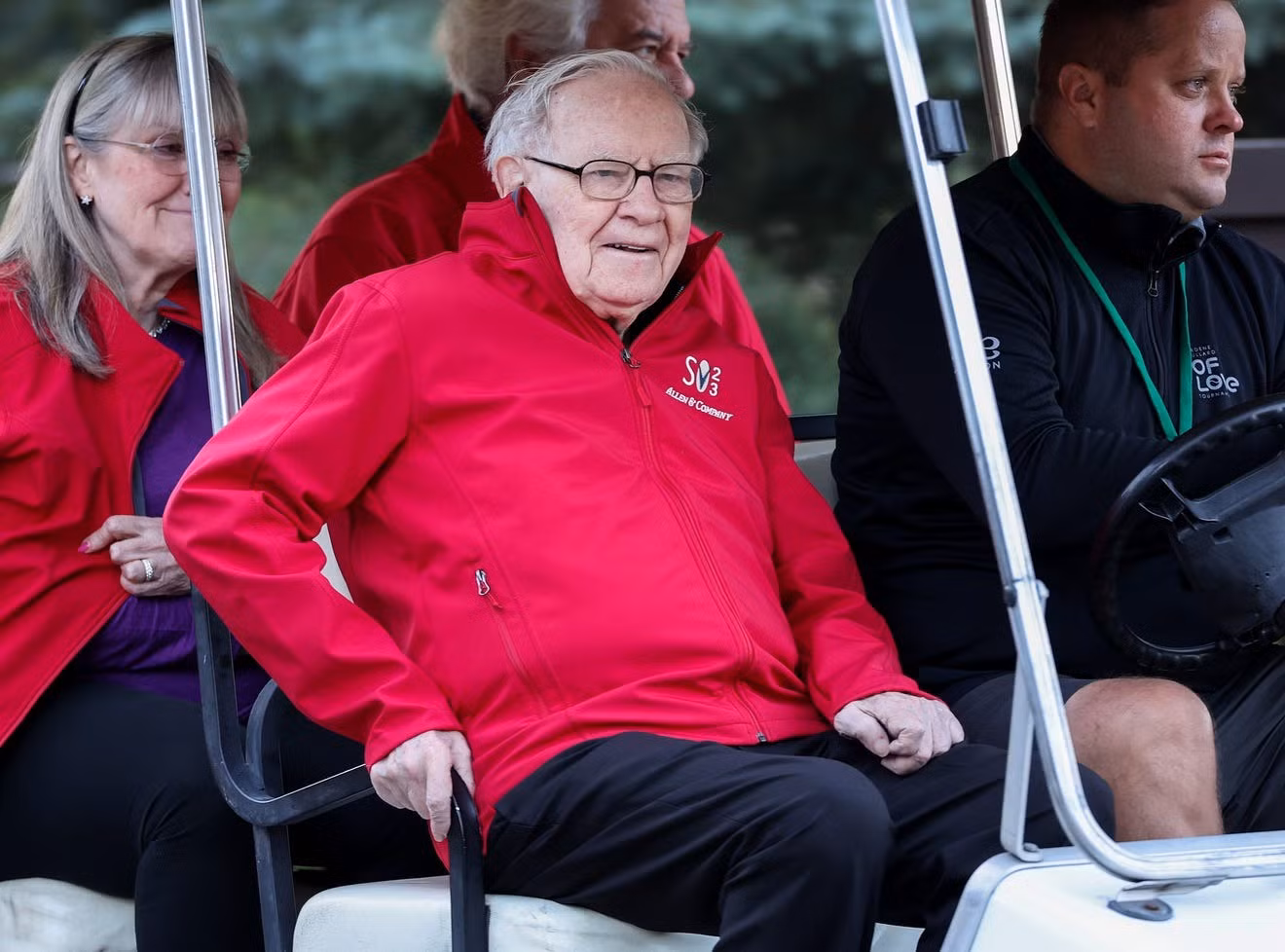 Warren Buffett được mệnh danh là nhà tiên tri xứ Omaha và là một trong những nhà đầu tư thành công nhất mọi thời đại. Là con trai của nghị sĩ Mỹ, ông lần đầu mua cổ phiếu năm 11 tuổi, 13 tuổi đã nộp thuế. Sau nhiều năm, Buffett trở thành tỷ phú với khối tài sản khoảng 133 tỷ USD. Buffett là một trong những tỷ phú chăm từ thiện nhất thế giới, hiện cho đi hơn 56 tỷ USD. Năm 2010, ông và Bill Gates phát động phong trào Cho đi, yêu cầu các tỷ phú cam kết quyên góp ít nhất 1/2 khối tài sản cho các quỹ từ thiện.
