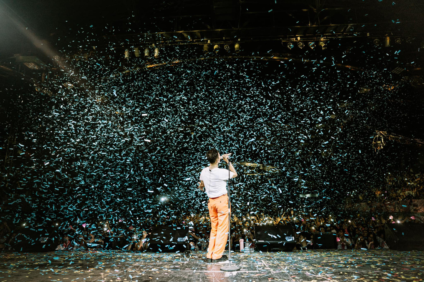 Ca sĩ Hoàng Dũng là một trong những nghệ sĩ mở đầu trào lưu flex của người nổi tiếng. Giọng ca Nàng thơ khoe tổ chức 4 concert cá nhân (2021-2122), trong đó có 2 đêm 3.000, một đêm 4.000 và một đêm 6.000 khán giả. &quot;Vì group mang tên Flex đến hơi thở cuối cùng nên mình flex luôn là trong hai năm đấy mình lần lượt đạt top 6 và top 5 nghệ sĩ Việt Nam có lượt stream nhiều nhất Sporify&quot;, nam ca sĩ chia sẻ.