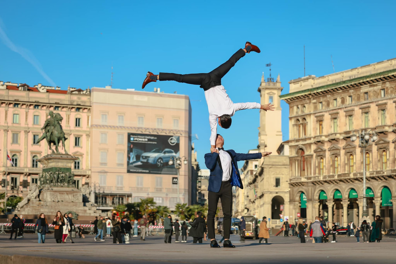Tại những địa điểm nổi tiếng của thành phố Milan sầm uất bậc nhất Italy, Quốc Cơ - Quốc Nghiệp tái hiện những động tác xiếc làm nên tên tuổi của hai anh em. Ảnh: Hải An.