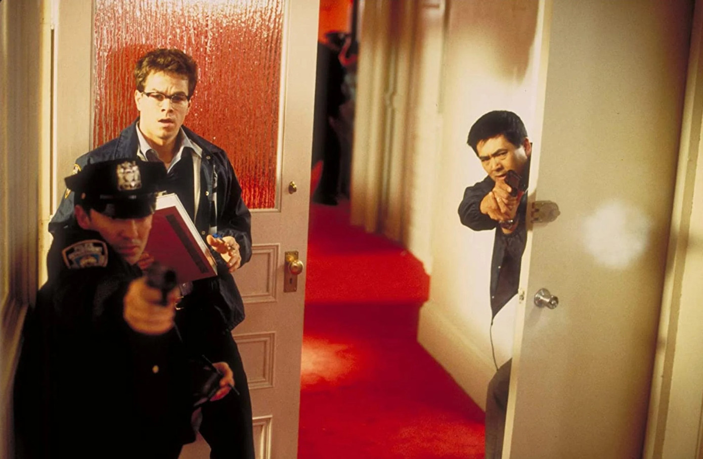 Mark Wahlberg (trái) và Châu Nhuận Phát trong The Corruptor (1999). Mark Wahlberg (trái) và Châu Nhuận Phát trong The Corruptor (1999).