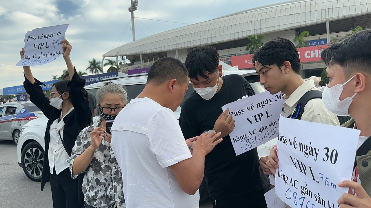 Cảnh đại hạ giá vé BlackPink tại sân vận động Mỹ Đình. Cảnh đại hạ giá vé BlackPink tại sân vận động Mỹ Đình.