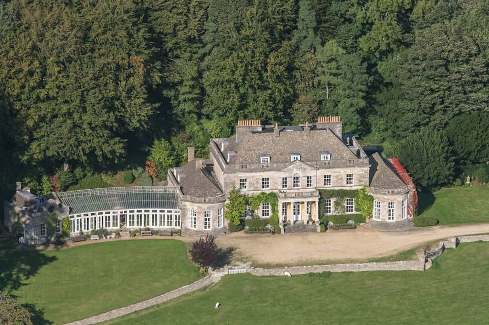 Công chúa Anne và chồng Timothy Lawrence có khu đất riêng là Gatcombe Park nằm ở Cotswold. Khi đến London dự lễ đăng cơ của anh trai, Anne sẽ ở Cung điện St James.