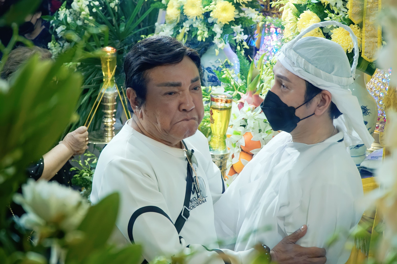 Nghệ sĩ hài Phú Quý không kìm được xúc động khi đứng trước linh cữu NSƯT Vũ Linh. Ông được Vũ Luân dìu sau một hồi rơi nước mắt. Ảnh: Phạm Thành Trung. Nghệ sĩ hài Phú Quý không kìm được xúc động khi đứng trước linh cữu NSƯT Vũ Linh. Ông được Vũ Luân dìu sau một hồi rơi nước mắt. Ảnh: Phạm Thành Trung.