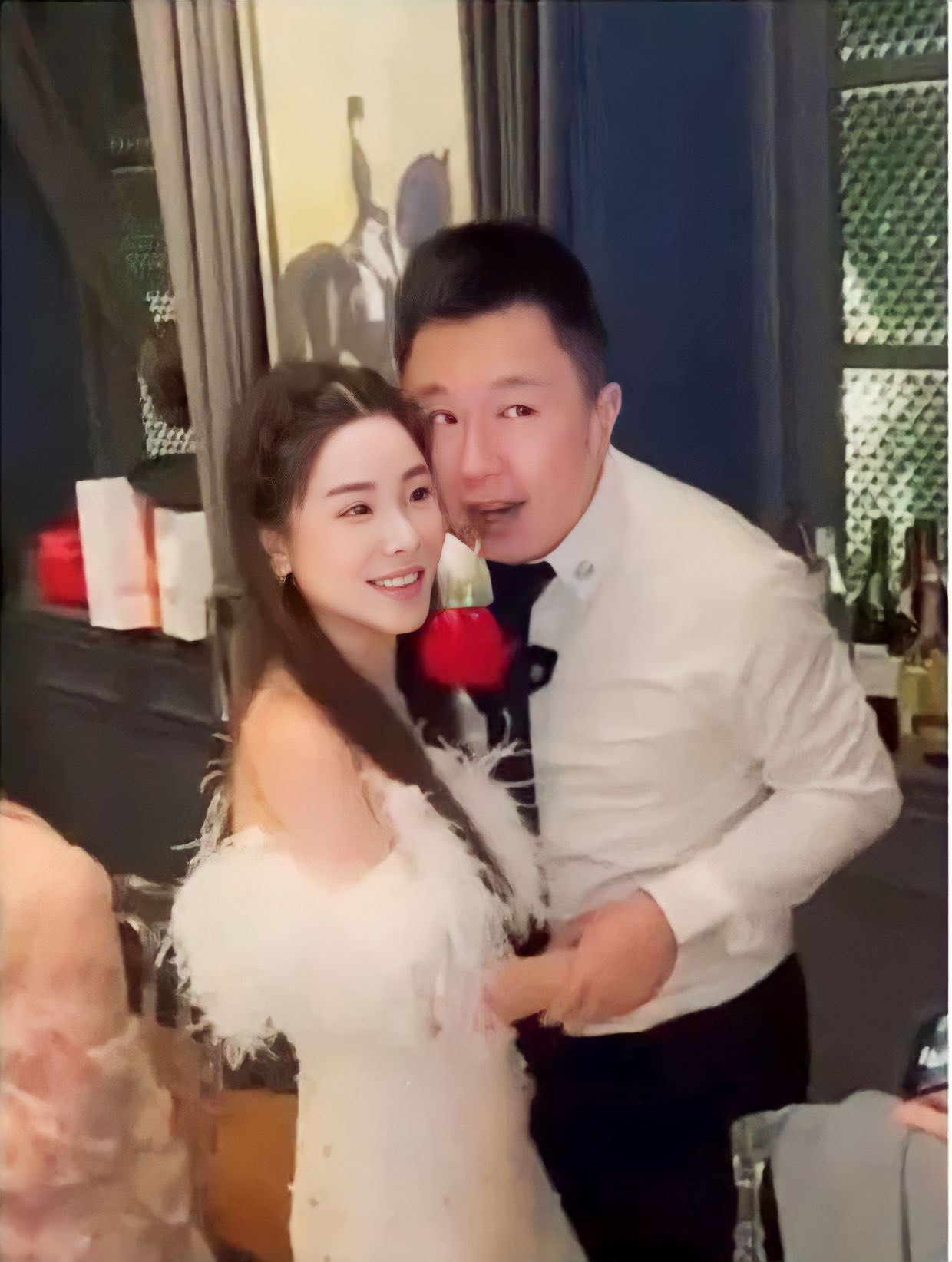 Chris bên Thái Thiên Phượng và mẹ vợ.