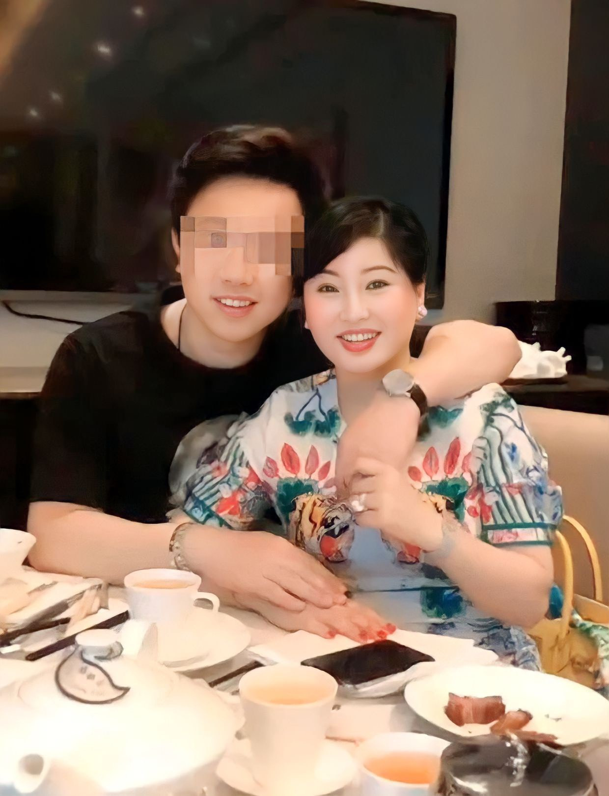 Chris bên Thái Thiên Phượng và mẹ vợ.