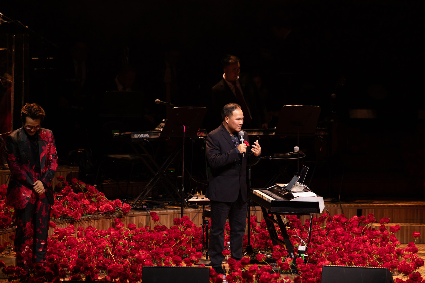 Sân khấu Sydney Opera House cũng chứng kiến sự trở lại của nhạc sĩ Việt Anh. Sau khi cùng Hà Anh Tuấn kể chuyện về những vết thương lành, nam nhạc sĩ cùng dàn nhạc tạo nên bản hòa âm cho nhạc phẩm Chưa bao giờ, thêm cảm xúc sâu lắng cho tiếng hát của Hà Anh Tuấn và Thu Phương. Sân khấu Sydney Opera House cũng chứng kiến sự trở lại của nhạc sĩ Việt Anh. Sau khi cùng Hà Anh Tuấn kể chuyện về những vết thương lành, nam nhạc sĩ cùng dàn nhạc tạo nên bản hòa âm cho nhạc phẩm Chưa bao giờ, thêm cảm xúc sâu lắng cho tiếng hát của Hà Anh Tuấn và Thu Phương.