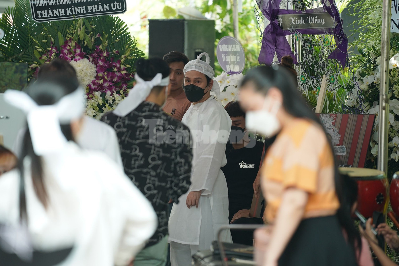 NSƯT Vũ Luân - con trai nuôi của Vũ Linh - túc trực cùng gia đình từ lúc Vũ Linh gặp bệnh đến khi ông qua đời. Tại đám tang, Vũ Luân chia sẻ gia đình giấu bệnh tình của Vũ Linh vì không muốn ông lo, đến khi trở nặng thì không thể giấu thêm được. "Những ngày ba nhập viện, tôi cũng an ủi ba nhiều lắm. Khi ba bệnh, ba luôn muốn đứng trên sân khấu. Nhưng cuối cùng ông không thể thực hiện điều đó. Đã đến lúc ba phải bỏ sân khấu về với Phật", Vũ Luân chia sẻ. NSƯT Vũ Luân - con trai nuôi của Vũ Linh - túc trực cùng gia đình từ lúc Vũ Linh gặp bệnh đến khi ông qua đời. Tại đám tang, Vũ Luân chia sẻ gia đình giấu bệnh tình của Vũ Linh vì không muốn ông lo, đến khi trở nặng thì không thể giấu thêm được. "Những ngày ba nhập viện, tôi cũng an ủi ba nhiều lắm. Khi ba bệnh, ba luôn muốn đứng trên sân khấu. Nhưng cuối cùng ông không thể thực hiện điều đó. Đã đến lúc ba phải bỏ sân khấu về với Phật", Vũ Luân chia sẻ.