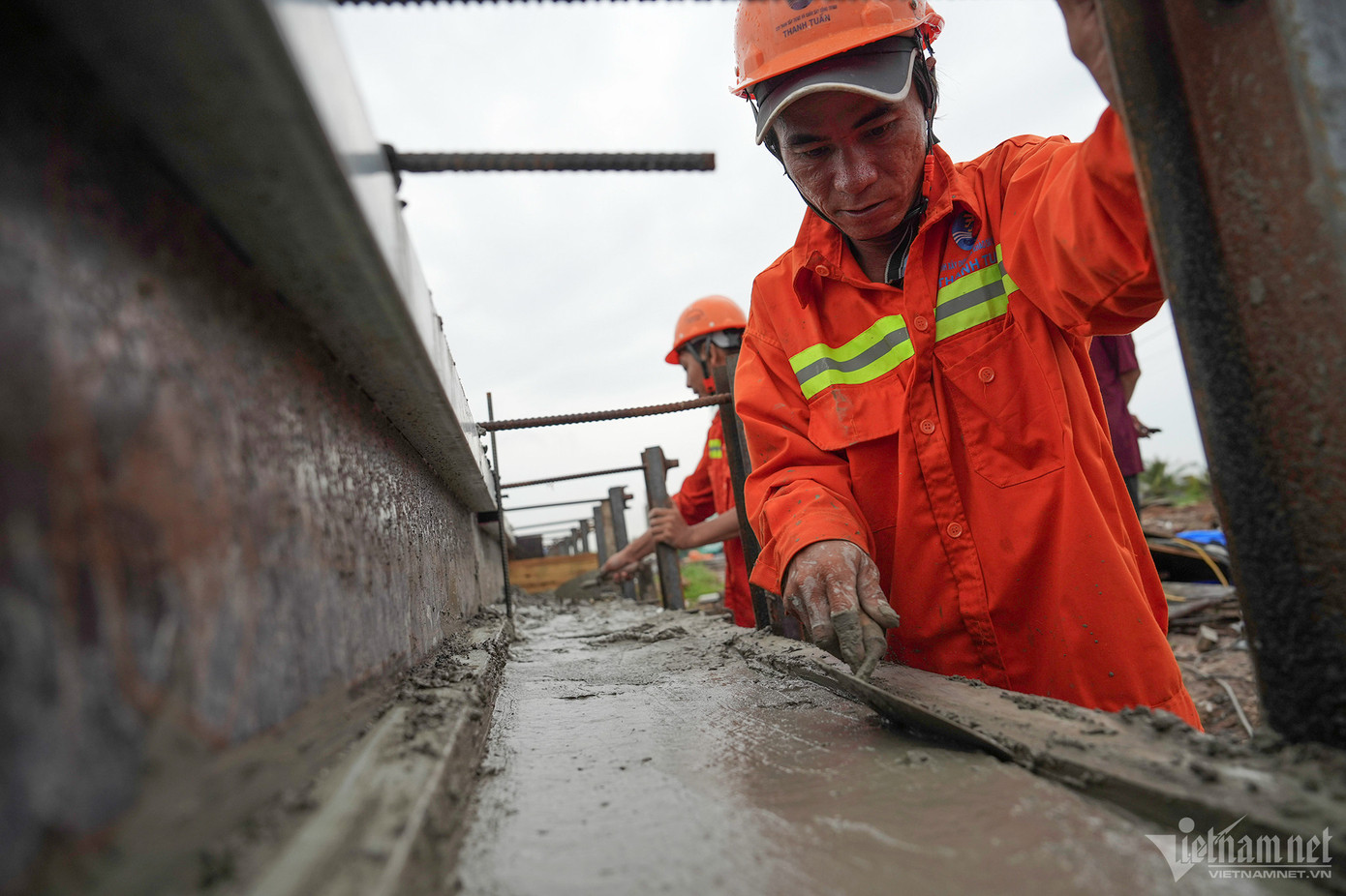 Cụ thể ở hạng mục kè, đơn vị thi công đã đóng hơn 6.000 cọc cừ SW các loại, đổ bê tông hơn 2.500 md dầm mũ. Ngoài ra, liên danh các nhà thầu đã tổ chức đóng cọc ống UST đại trà gói XL01; XL06; XL07.