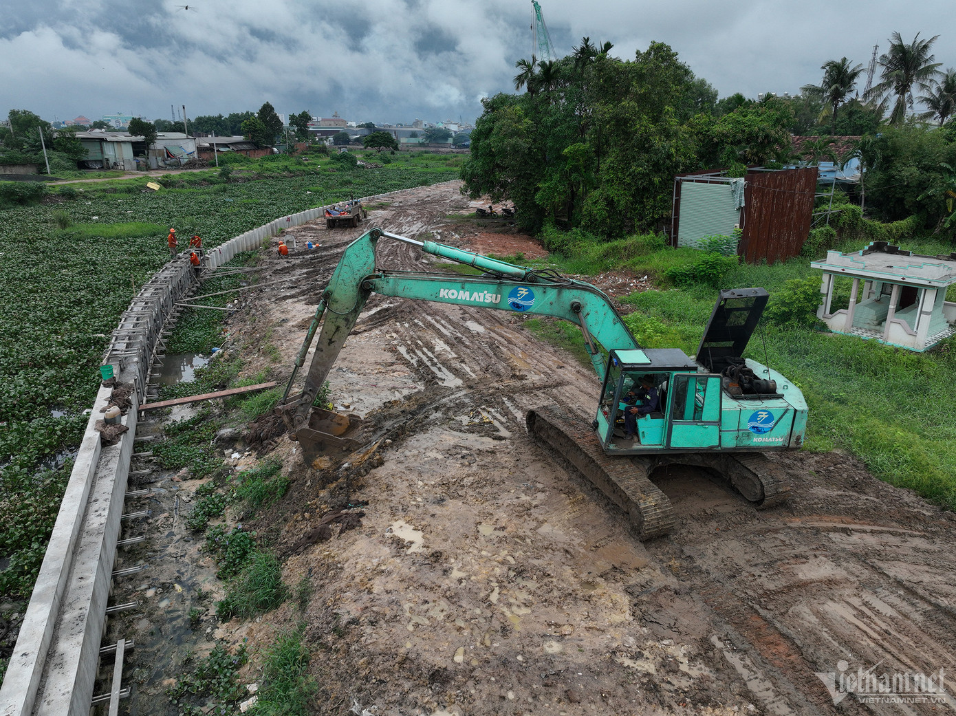 Ở hạng mục gia cố nền, liên danh nhà thầu đã tổ chức khoan cọc xi măng đất đại trà và khối lượng thi công hơn 400md tuyến. Còn với hạng mục cống cấp II, công nhân đang đóng cọc đại trà các vị trí.