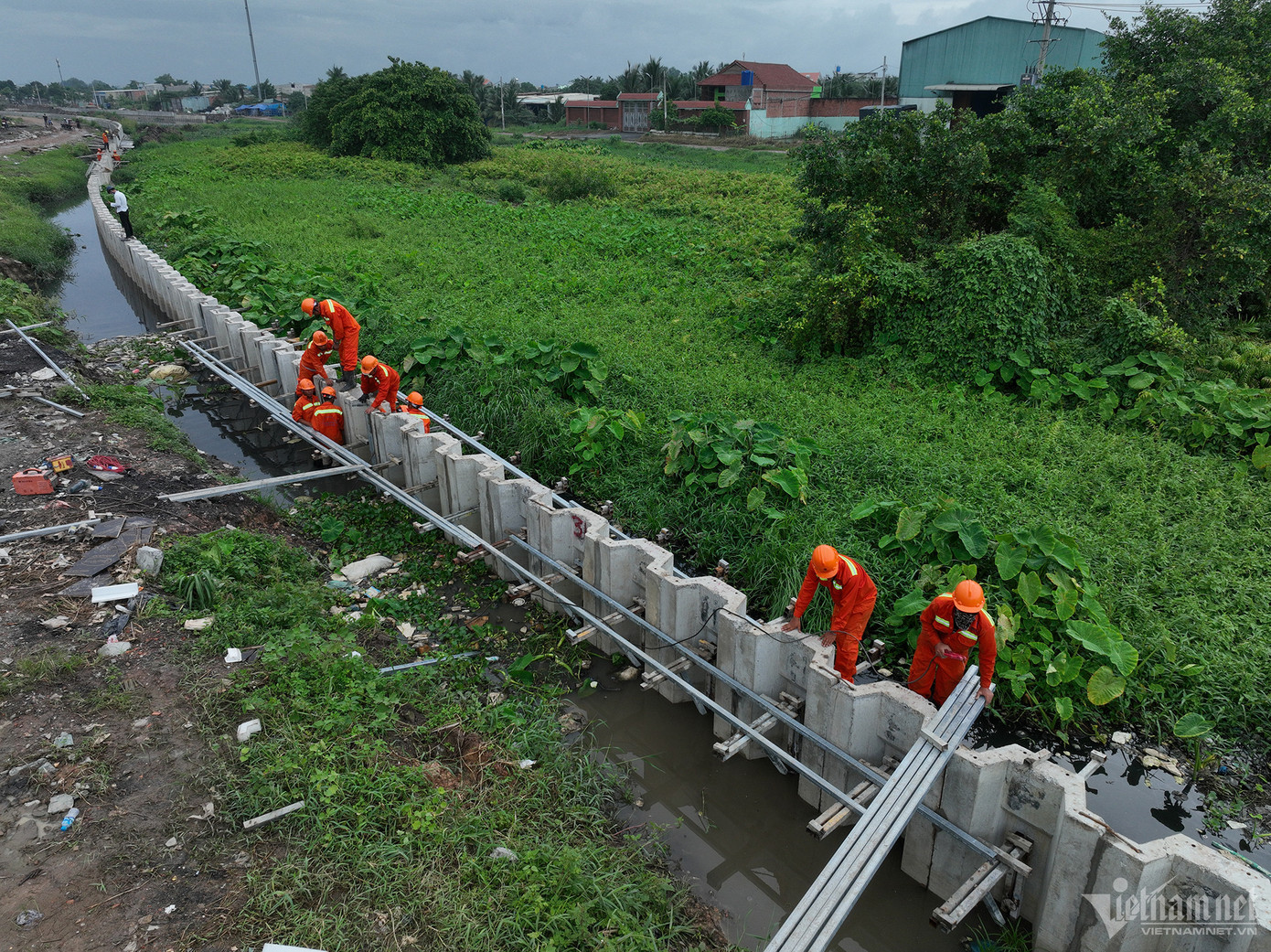 Cận cảnh một đoạn kênh bị lấp bởi bùn và thảm thực vật. Đây là khu vực thuộc gói thầu số 03 đến gói thầu số 06, có phạm vi từ cầu Đường C đến cầu Tham Lương. Dòng kênh bị bồi lấp theo từng đoạn, tổng chiều dài các đoạn bị lấp khoảng 5 km. Thời gian tới, các đơn vị thi công sẽ tiến hành nạo vét, khơi thông toàn bộ khu vực này.