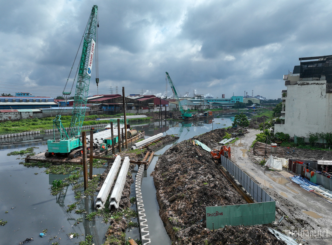 Theo đại diện Công ty Thanh Tuấn - thành viên liên danh nhà thầu, do đang là mùa mưa, đường bị lún nhiều, công tác thi công đang gặp một số khó khăn, trong đó có việc vận chuyển thiết bị của nhà thầu vào công trường.
