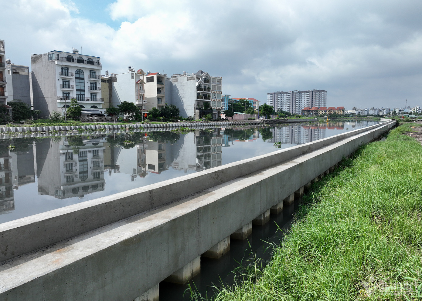 Dự án gồm nhiều hạng mục như xây dựng tuyến kè, nạo vét kênh, làm đường, cầu, cống thoát nước, cây xanh, lưới điện…Trong ảnh, một đoạn kè đã hoàn thành thi công.