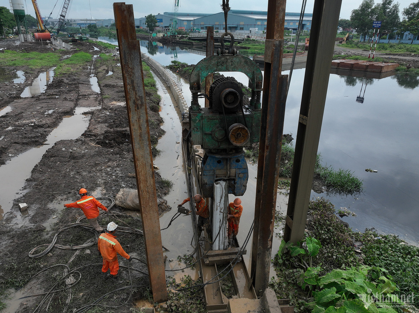 Theo trình tự, phần kè và cống được thi công trước rồi tới phần đường và nạo vét. Khởi công dự án từ tháng 3, đến nay hạng mục kè với khối lượng công việc khá lớn đã hoàn thành ở một số đoạn.