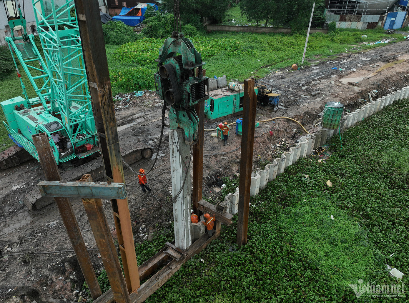 Ở hạng mục cầu giao thông, sau khi hoàn thành khoan cọc thí nghiệm, các cọc khoan nhồi đại trà mố, trụ tiếp tục được thi công. Ngoài ra, liên danh nhà thầu đã lên kế hoạch mua hàng và ký kết hợp đồng mua bán với các nhà cung cấp, nhà sản xuất đối với các vật tư như: cát đắp, đá cấp phối các loại, lan can, bích neo, đệm chống va, thang cứu hộ…