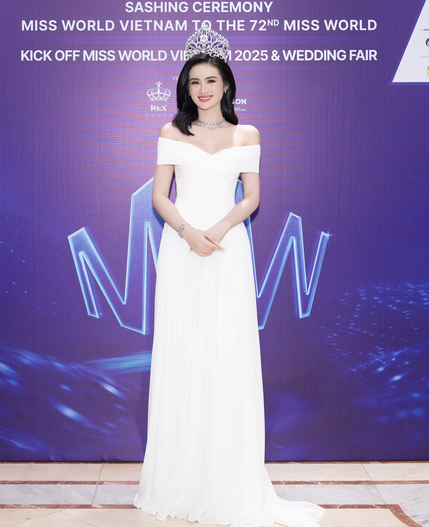 Đương kim Miss World Vietnam diện đầm trắng thanh lịch dự thảm đỏ, chuẩn bị cho buổi trao sash, đại diện Việt Nam tại Hoa hậu Thế giới.