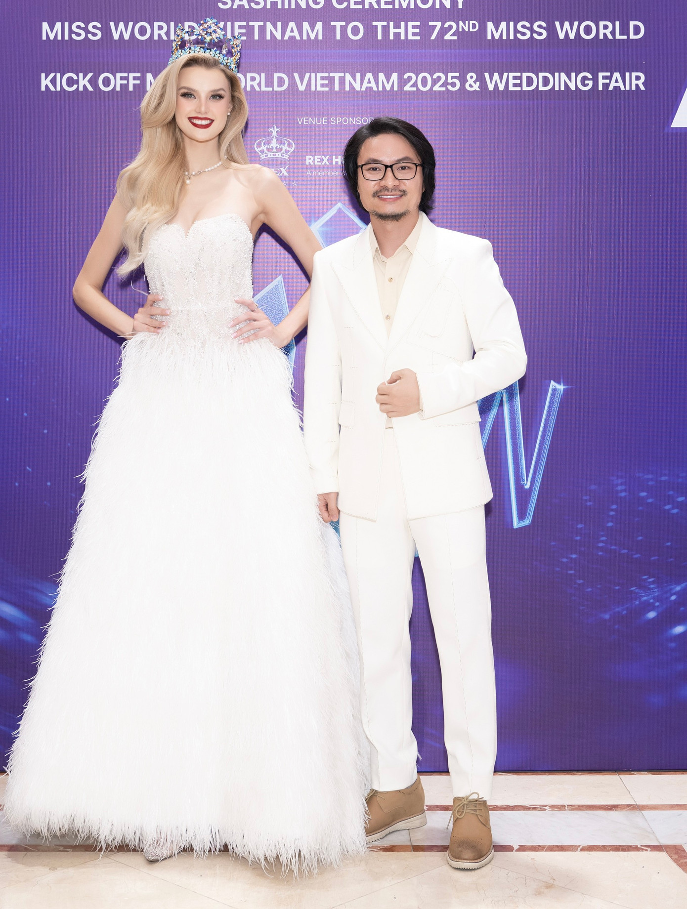 Đương kim Miss World diện thiết kế mang phong cách thiên nga trắng. Cô đội vương miện danh giá của Hoa hậu Thế giới trong lần sang Việt Nam. Trong buổi gặp gỡ, Krystyna Pyskovás nói cô hào hứng khi có cơ hội sang Việt Nam, đồng hành cùng nhiều người đẹp trong các hoạt động thiện nguyện.