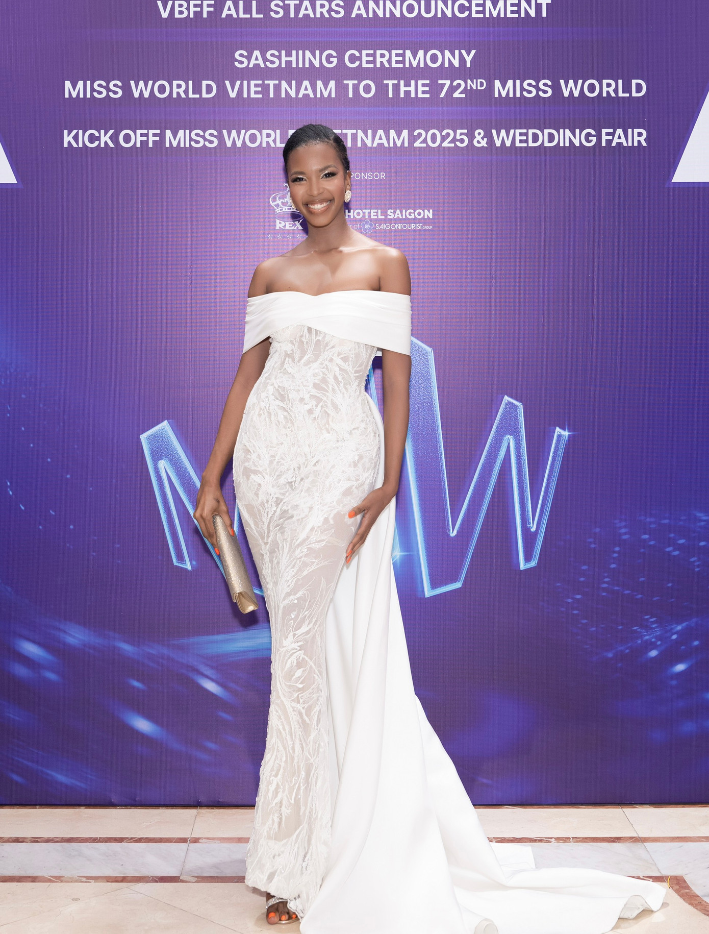 Lesego Chombo - Miss World Africa xuất hiện quyến rũ với váy trễ vai. Thiết kế xuyên thấu đồng thời giúp cô nổi bật tại thảm đỏ.