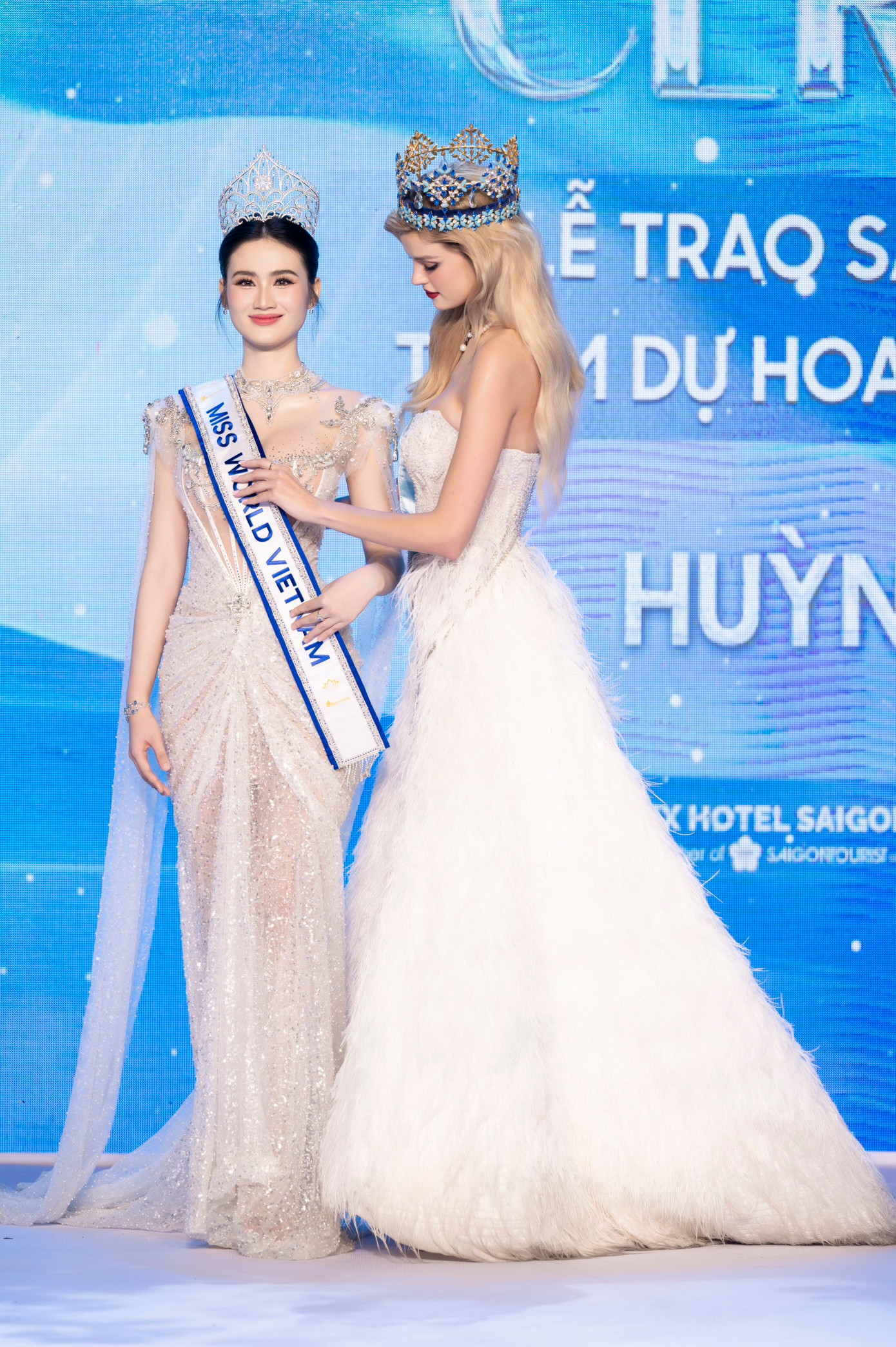 Đương kim Miss World Vietnam được Hoa hậu Thế giới lần thứ 71 trao sash, chuẩn bị cho hành trình mới, đại diện Việt Nam tại Miss World lần thứ 72.