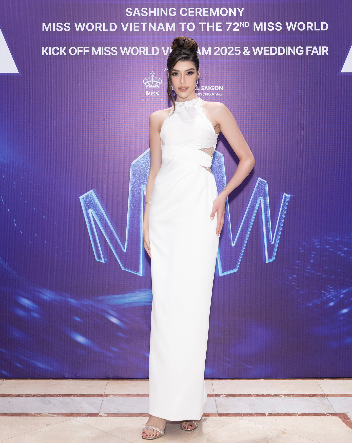 Leticia Cezar Da Frota - Miss World Americas khoe vẻ đẹp cá tính, thanh lịch trong bộ trang phục trắng.