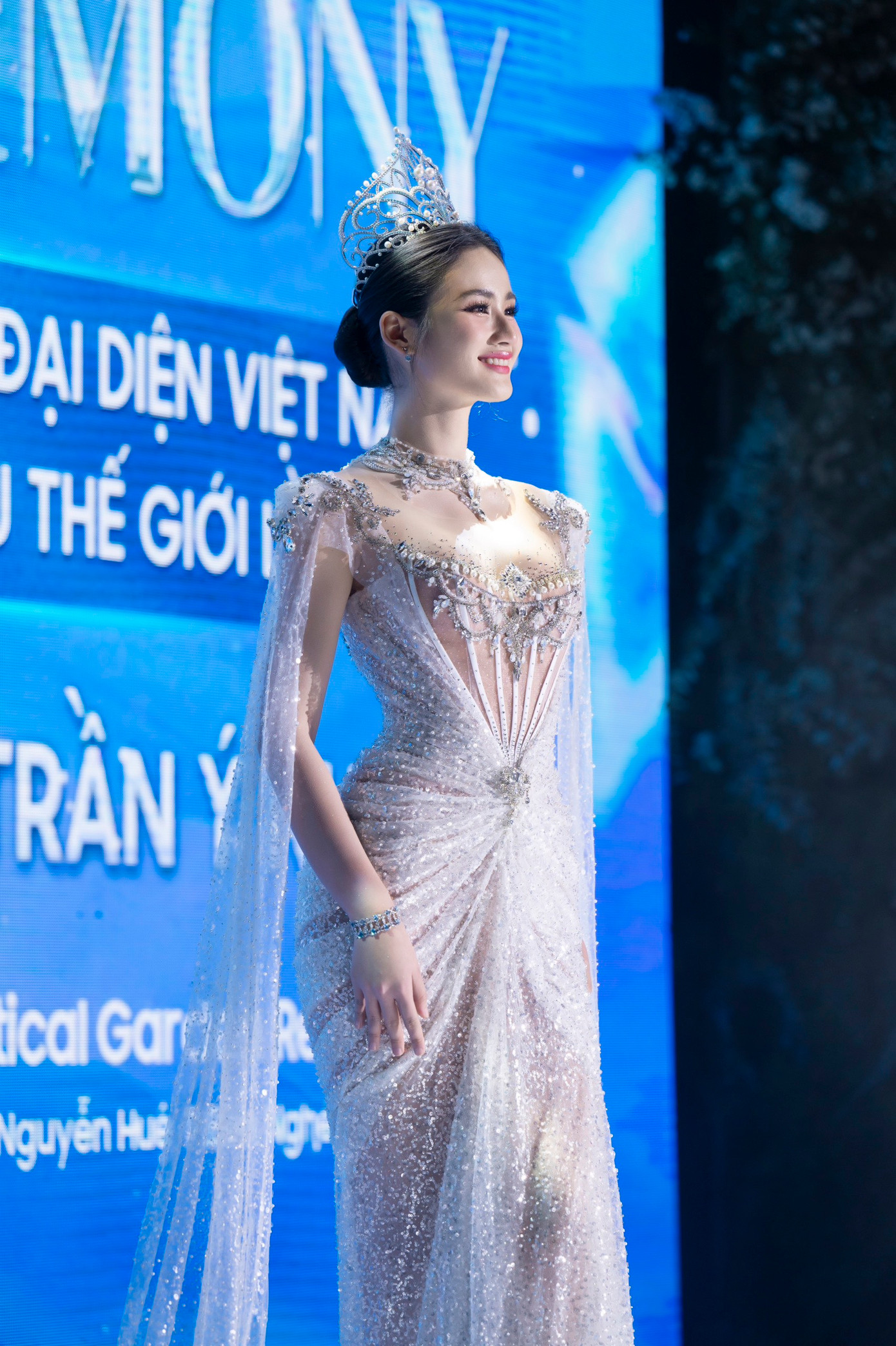 Huỳnh Trần Ý Nhi trong buổi nhận sash đến cuộc thi Hoa hậu Thế giới.