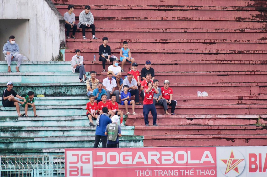 Sân vận động đã xuống cấp, không đáp ứng yêu cầu các giải thi đấu. Ảnh:HD.