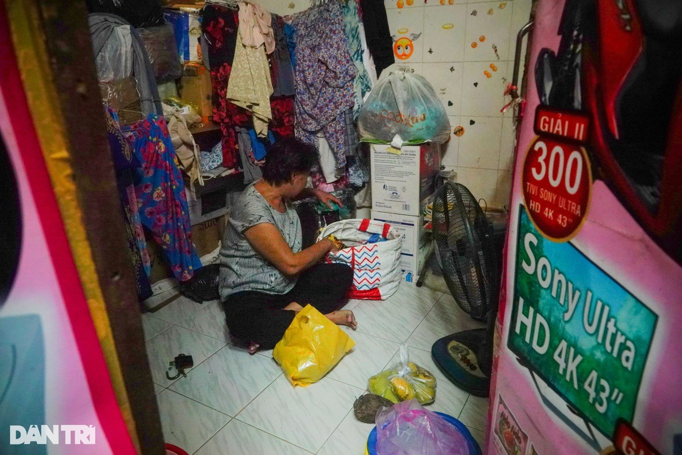 Lao động nghèo sống trong căn trọ chật hẹp giữa trung tâm thành phố (Ảnh: Nguyễn Vy). Lao động nghèo sống trong căn trọ chật hẹp giữa trung tâm thành phố (Ảnh: Nguyễn Vy).