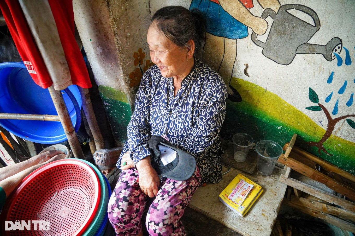 Nói về hoàn cảnh của mình, bà Lệ chợt trầm ngâm (Ảnh: Nguyễn Vy). Nói về hoàn cảnh của mình, bà Lệ chợt trầm ngâm (Ảnh: Nguyễn Vy).