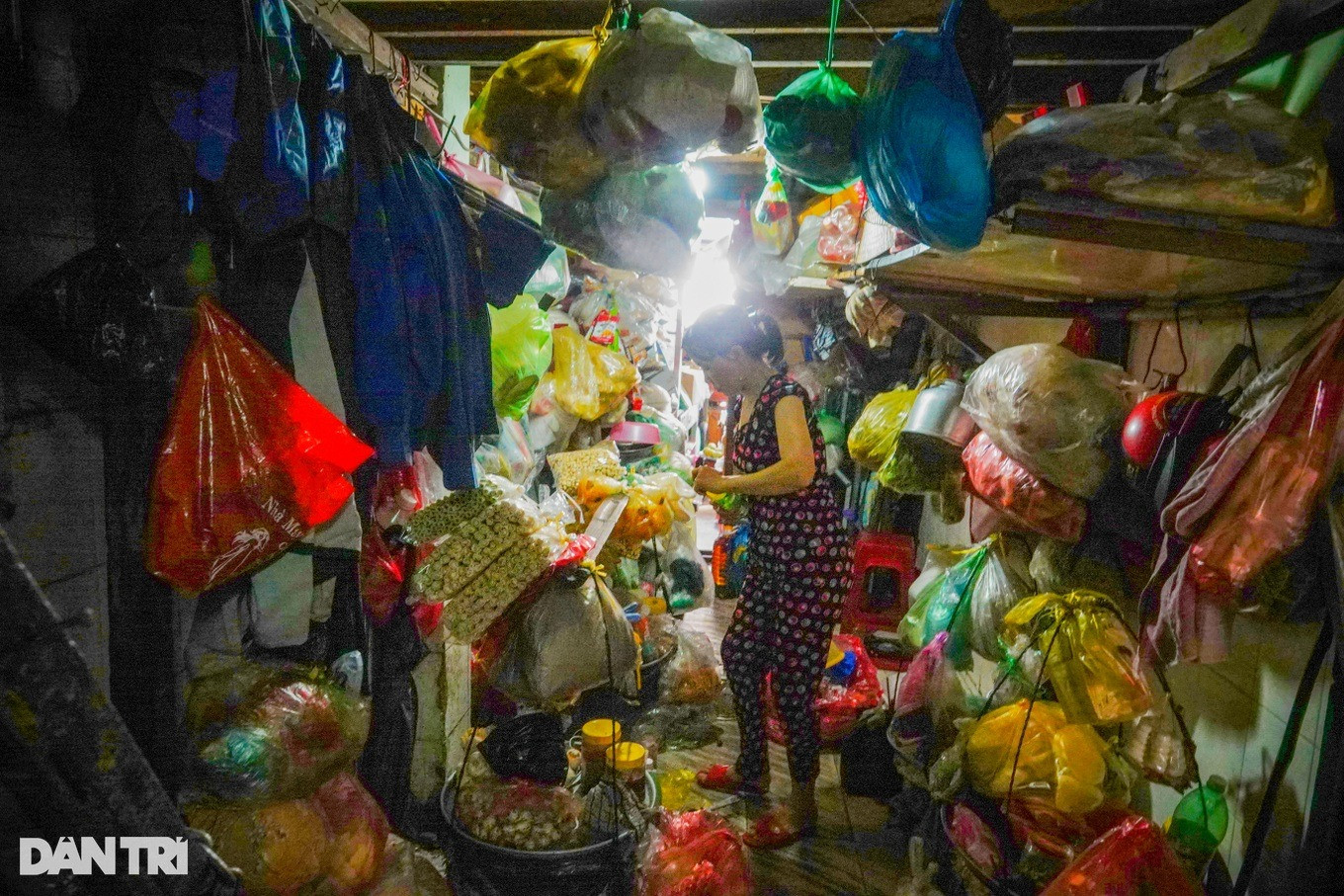 Chị L. trong căn nhà trọ sống tập thể (Ảnh: Nguyễn Vy). Chị L. trong căn nhà trọ sống tập thể (Ảnh: Nguyễn Vy).