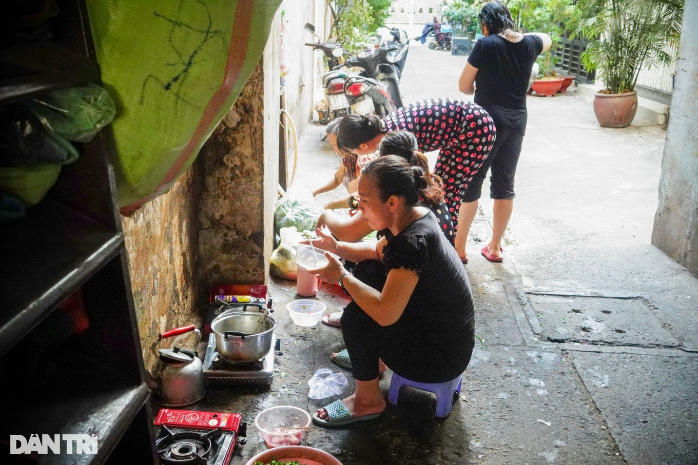 Những người phụ nữ trong căn trọ, mỗi buổi sáng đều dậy từ sớm để soạn hàng (Ảnh: Nguyễn Vy). Những người phụ nữ trong căn trọ, mỗi buổi sáng đều dậy từ sớm để soạn hàng (Ảnh: Nguyễn Vy).