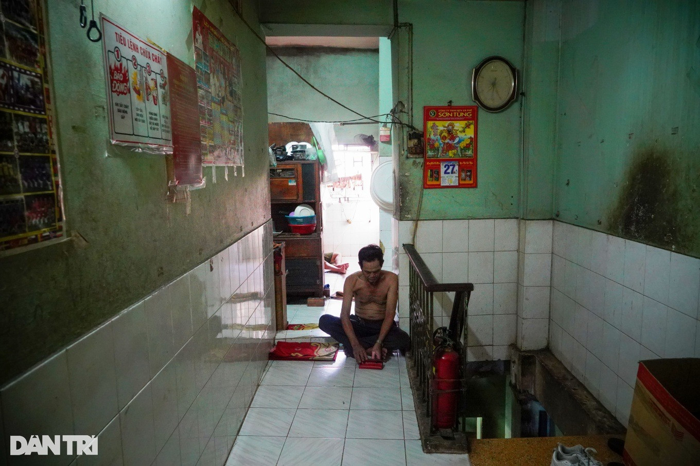 Căn trọ tập thể có 2 tầng. Tầng được ngăn thành các phòng dành cho nam, nữ. Tầng 2 là nơi ngủ tập thể của những người phụ nữ làm nghề bán bánh tráng dạo (Ảnh: Nguyễn Vy). Căn trọ tập thể có 2 tầng. Tầng được ngăn thành các phòng dành cho nam, nữ. Tầng 2 là nơi ngủ tập thể của những người phụ nữ làm nghề bán bánh tráng dạo (Ảnh: Nguyễn Vy).