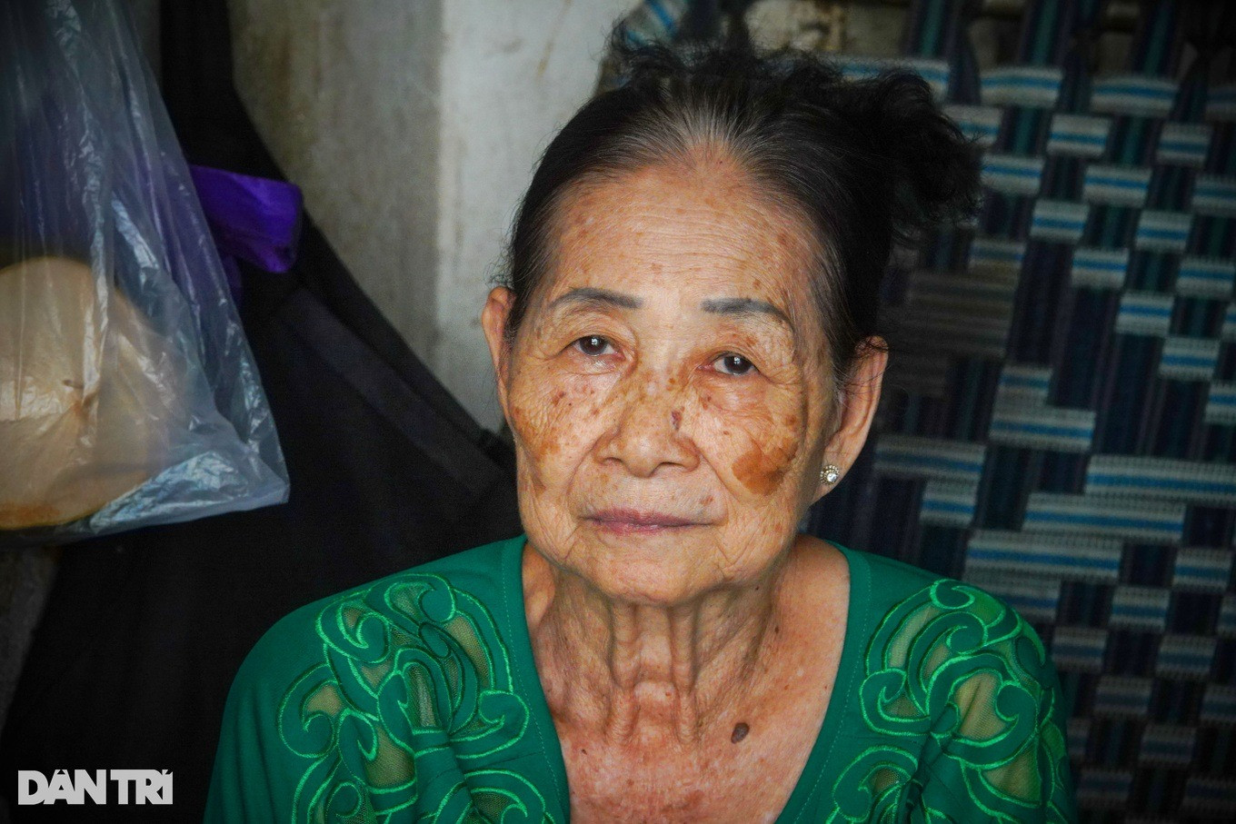 Bà Chín cho hay những người ở trọ đều là lao động nghèo, làm đủ nghề để mưu sinh (Ảnh: Nguyễn Vy). Bà Chín cho hay những người ở trọ đều là lao động nghèo, làm đủ nghề để mưu sinh (Ảnh: Nguyễn Vy).