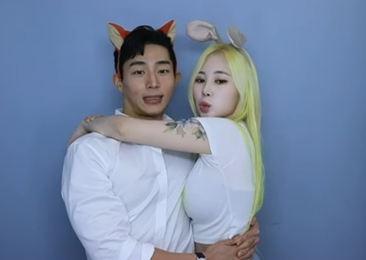 Chuyện tình giữa ca sĩ Jamie và bạn trai Goo Min Chul năm 2022 cũng gây chú ý khán giả Hàn. Ban đầu, chuyện tình được ủng hộ, nhưng sau đó Jamie gây sốc khi xóa hết toàn bộ ảnh chụp chung với người yêu. Vụ nữ ca sĩ tố bạn trai ngủ với 4-5 người phụ nữ khác trong thời gian hẹn hò được xem là một trong những vụ chia tay ồn ào nhất giới giải trí Hàn. Chuyện tình giữa ca sĩ Jamie và bạn trai Goo Min Chul năm 2022 cũng gây chú ý khán giả Hàn. Ban đầu, chuyện tình được ủng hộ, nhưng sau đó Jamie gây sốc khi xóa hết toàn bộ ảnh chụp chung với người yêu. Vụ nữ ca sĩ tố bạn trai ngủ với 4-5 người phụ nữ khác trong thời gian hẹn hò được xem là một trong những vụ chia tay ồn ào nhất giới giải trí Hàn.