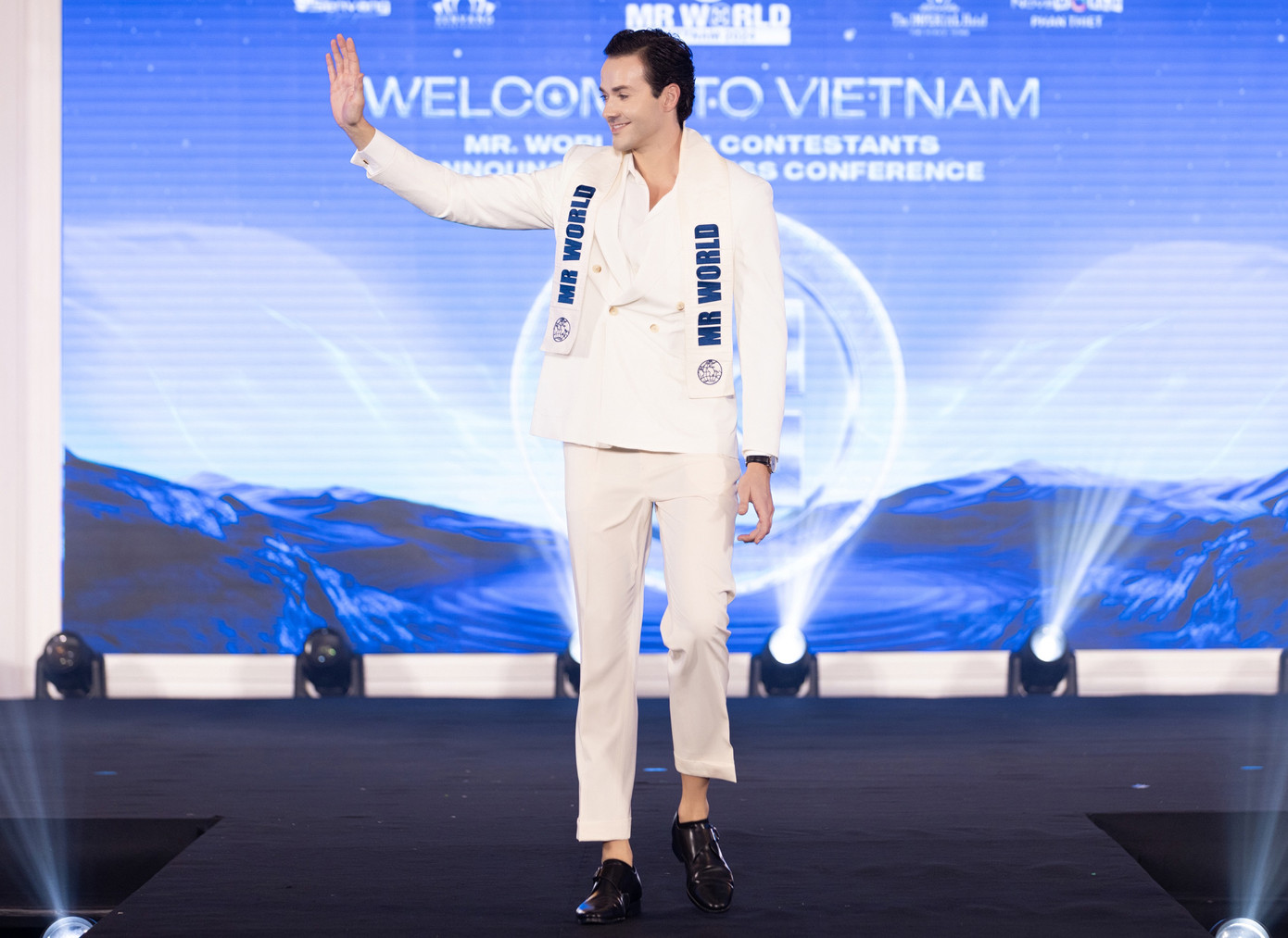 Jack Heslewood đến Việt Nam trao lại danh hiệu Nam vương Thế giới. Jack Heslewood đến Việt Nam trao lại danh hiệu Nam vương Thế giới.