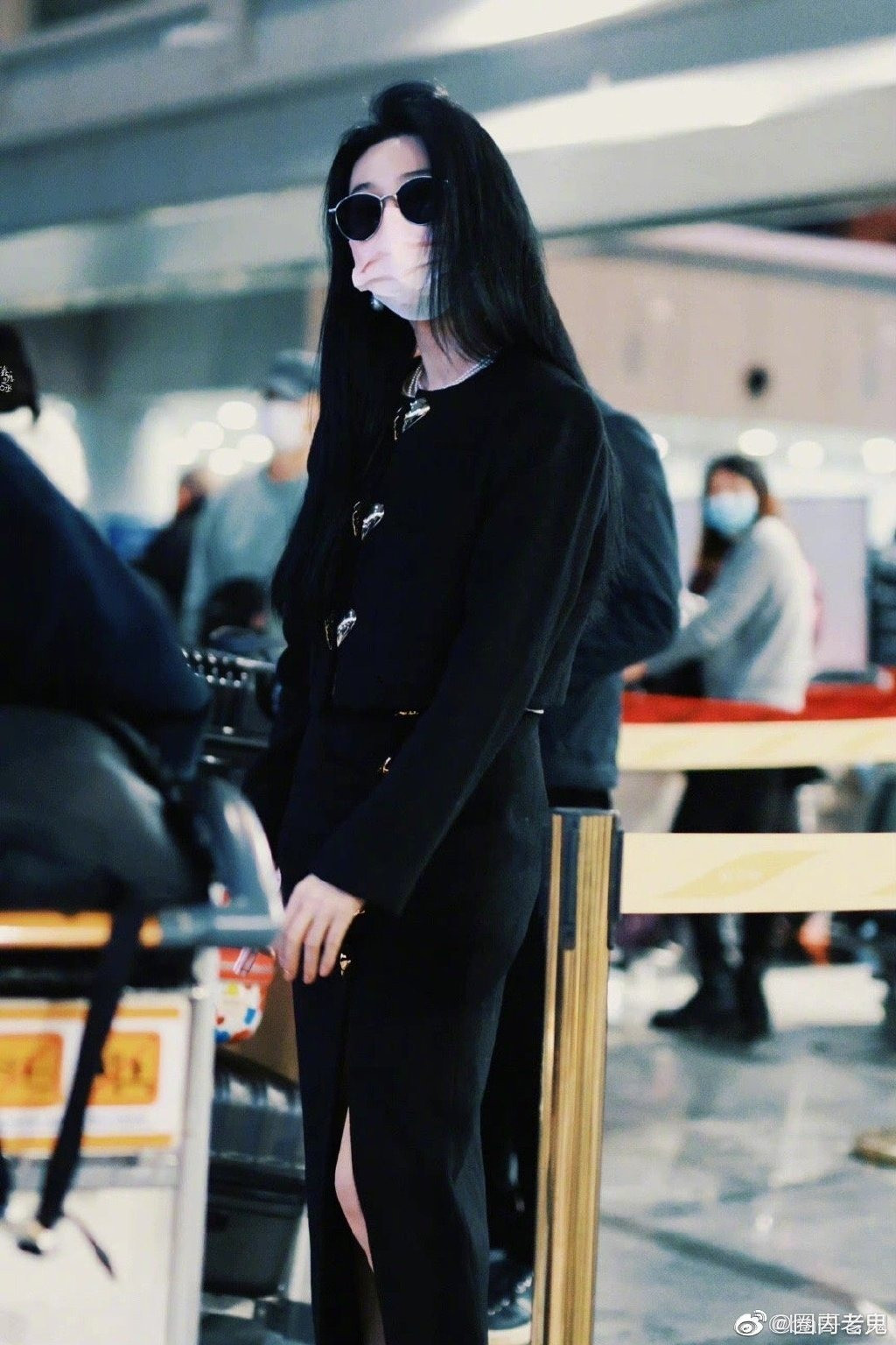 Phạm Băng Băng gây sốt khi xuất hiện chớp nhoáng tại sân bay.