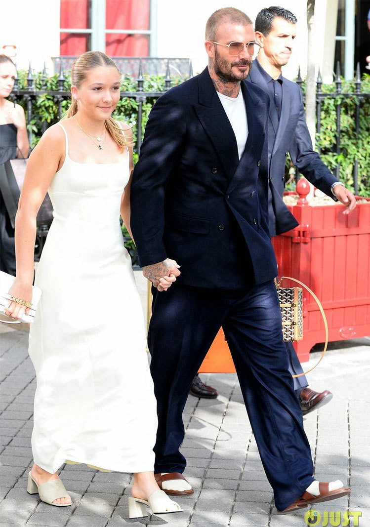 David Beckham và gia đình đến ủng hộ vợ ra mắt show thời trang tại Paris Fashion Week. Bà Beck gần đây liên tục giới thiệu bộ sưu tập mới, ăn nên làm ra. Beckham dẫn con gái đến xem show của mẹ. Hình ảnh cựu danh thủ nắm chặt tay con gái được nhiều fan thả tim. David Beckham và gia đình đến ủng hộ vợ ra mắt show thời trang tại Paris Fashion Week. Bà Beck gần đây liên tục giới thiệu bộ sưu tập mới, ăn nên làm ra. Beckham dẫn con gái đến xem show của mẹ. Hình ảnh cựu danh thủ nắm chặt tay con gái được nhiều fan thả tim.