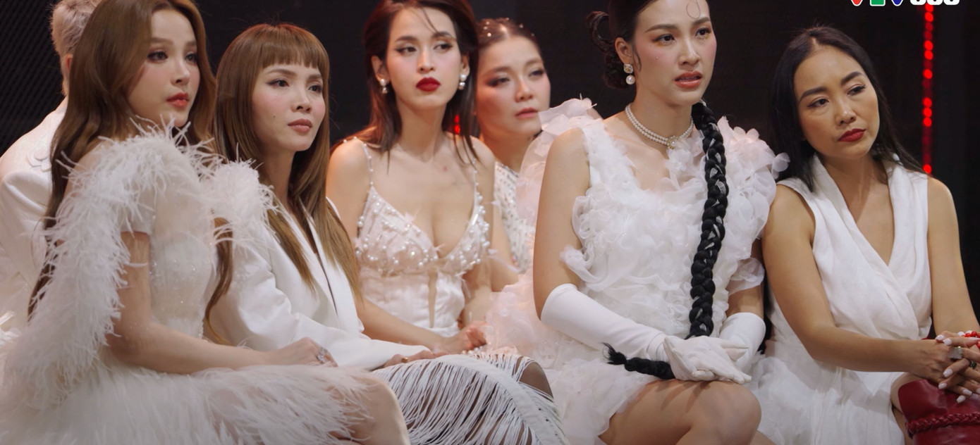 Biểu cảm của các chị đẹp khi nghe Lệ Quyên phát biểu. Biểu cảm của các chị đẹp khi nghe Lệ Quyên phát biểu.