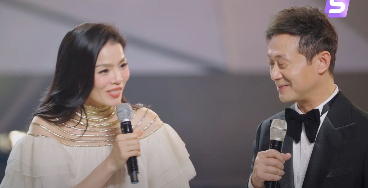 Khoảnh khắc Lệ Quyên cướp micro của MC Anh Tuấn. Khoảnh khắc Lệ Quyên cướp micro của MC Anh Tuấn.