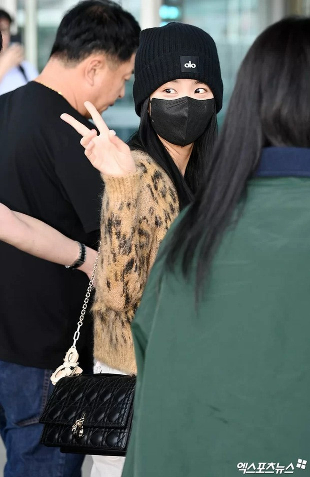 Khoảnh khắc Jisoo quay lại chào fan trước khi bước vào cổng an ninh.