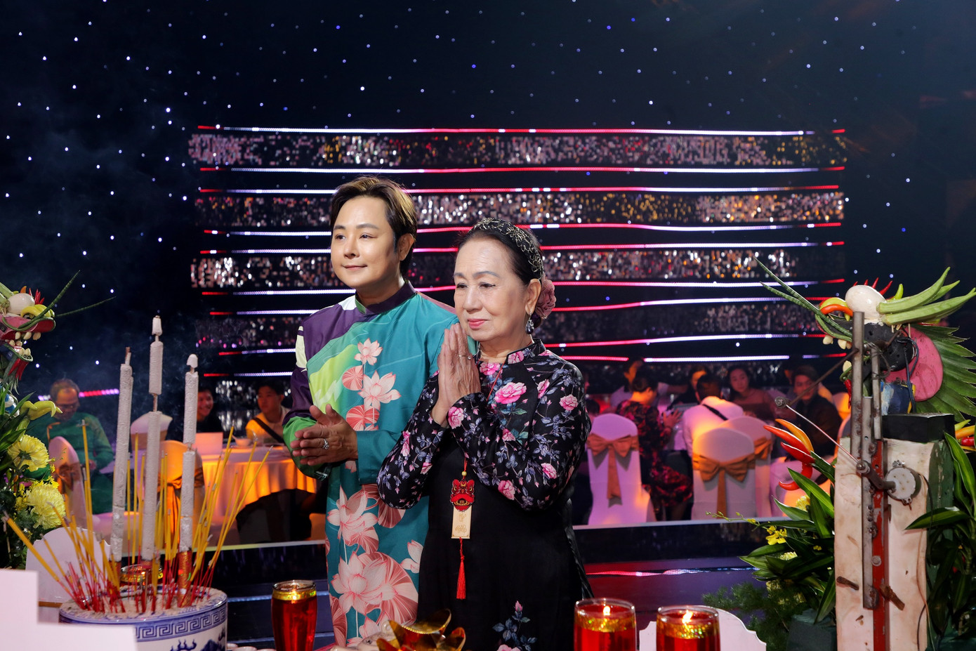 Ca sĩ Hồng Vân diện áo dài truyền thống tại lễ giỗ Tổ sân khấu. Bà hiện 74 tuổi, gần đây xuất hiện trong nhiều game show kể về sự nghiệp âm nhạc, cuộc sống gia đình.