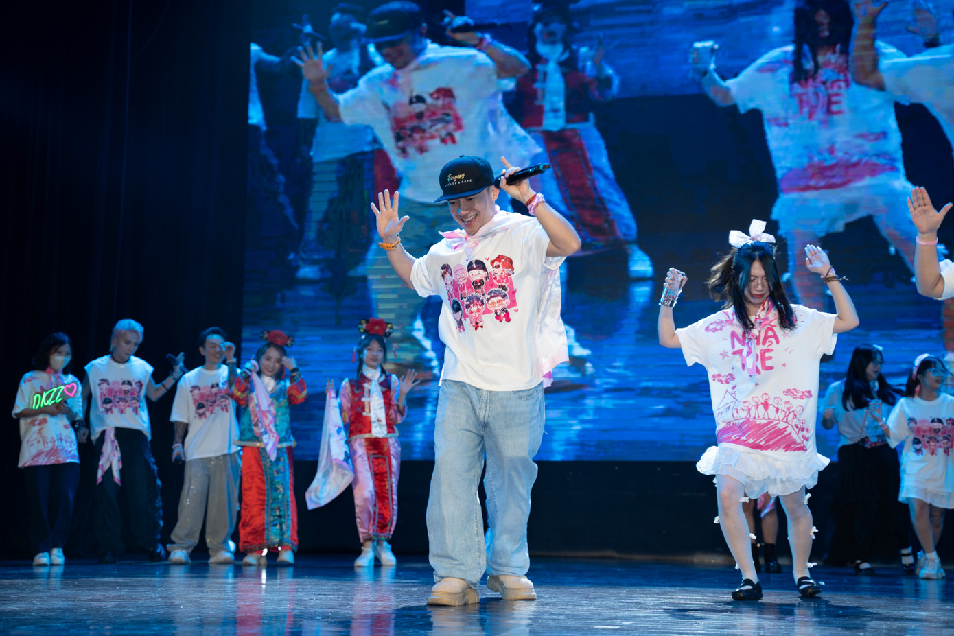 Tiến Đạt và các anh tài biểu diễn tại fan meeting. Tiến Đạt và các anh tài biểu diễn tại fan meeting.