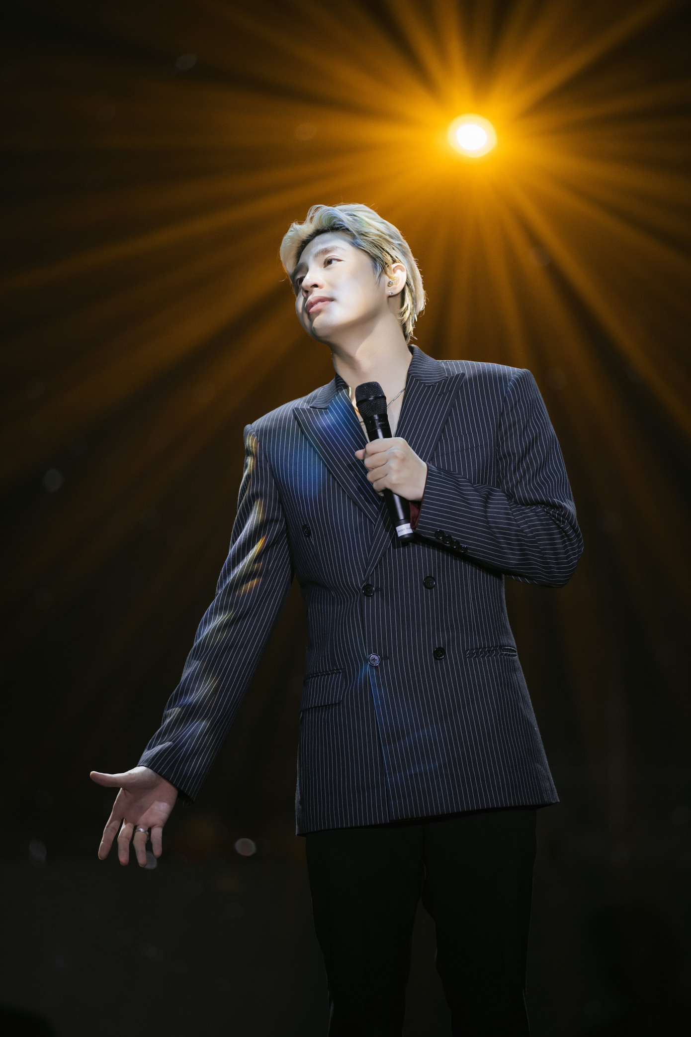 Noo Phước Thịnh đồng thời xin phép được thể hiện ca khúc Tự nguyện để bày tỏ lòng thành kính, tưởng nhớ Tổng Bí thư Nguyễn Phú Trọng. Khi hát ca khúc của nhạc sĩ Trương Quốc Khánh, Noo Phước Thịnh cảm xúc, mạch câu chuyện thể hiện sự tri ân đến người lãnh đạo một đời vì dân, vì nước.