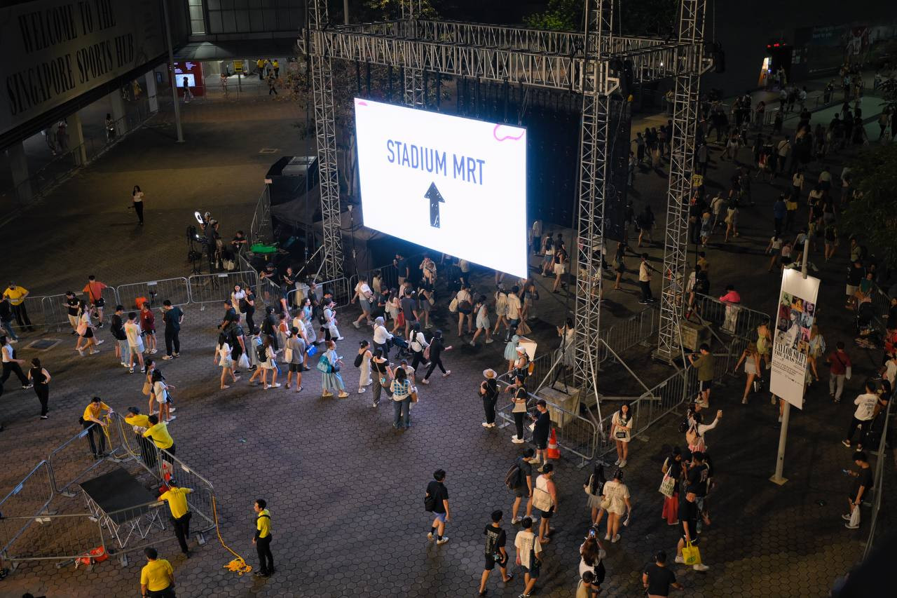 Khán giả ra về sau đêm diễn đầu tiên của Taylor Swift ở Singapore. Khán giả ra về sau đêm diễn đầu tiên của Taylor Swift ở Singapore.