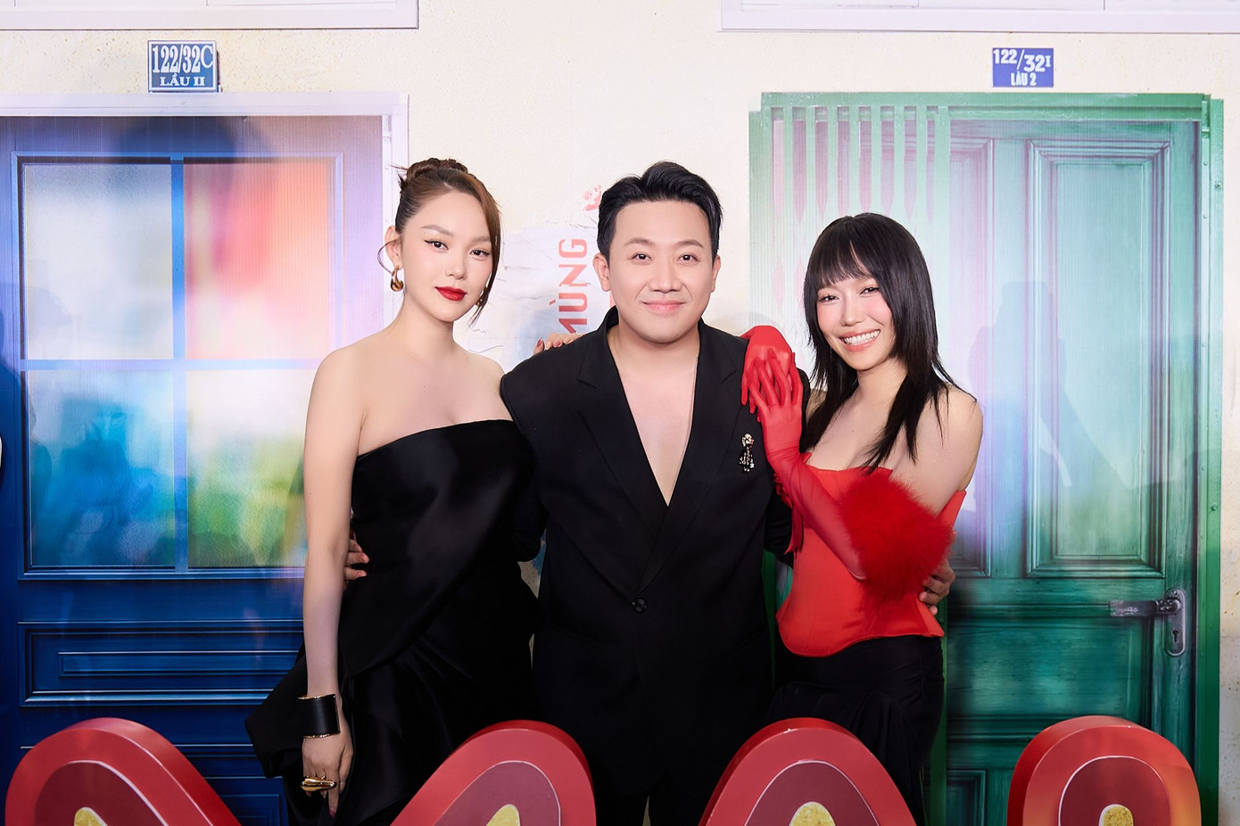 Minh Hằng và Diệu Nhi cùng chọn áo cúp ngực gợi cảm dự ra mắt phim.