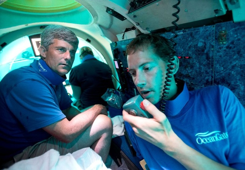 Stockton Rush (trái) là ông chủ công ty mở dịch vụ thám hiểm xác tàu Titanic. Stockton Rush (trái) là ông chủ công ty mở dịch vụ thám hiểm xác tàu Titanic.