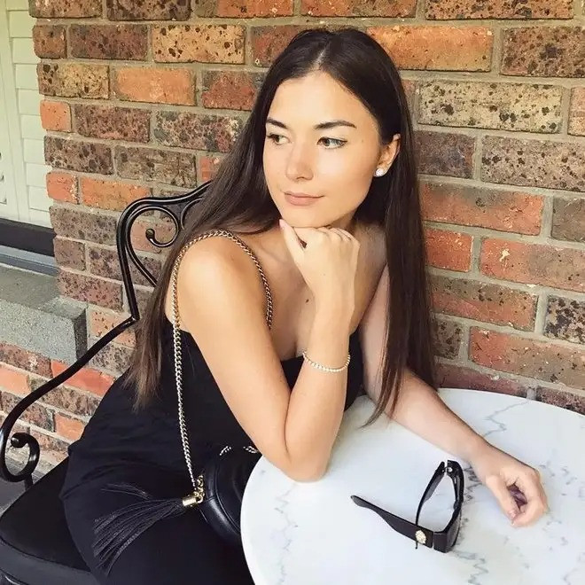 Anisha là cháu gái của ông Pehin Dato Isa, người giữ chức cố vấn đặc biệt cho Quốc vương Brunei. Sau khi tốt nghiệp Đại học Bath ở Anh, Anisha thành lập thương hiệu thời trang riêng, đồng thời điều hành công ty du lịch chuyên cung cấp cho du khách dịch vụ trải nghiệm, cảm nhận văn hóa ở các thành phố khác nhau. Báo chí Brunei dành lời chúc phúc cho Hoàng tử Mateen, đồng thời khen ngợi sắc vóc cô dâu hoàng gia.